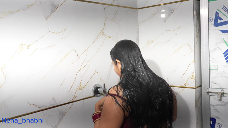 Neha bhabhi0832: aaj mene apni bhaabhi ko nanga nhate uhe deka chupke