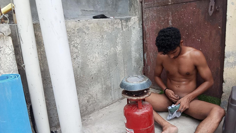Curlyboy: Indický chlapec nahý zvládá sperma při lížu na terase