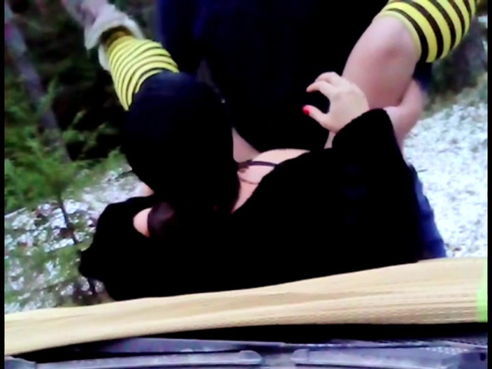 Crazyfamily 1970: Fodida no capô do carro