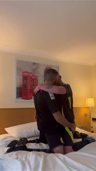 Medvědi ve fotbalových dresech