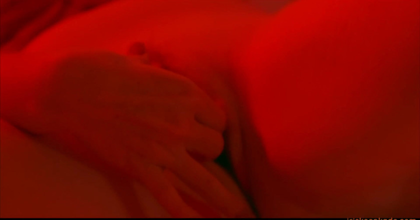 Iris Keenkade: Sensual dalam merah