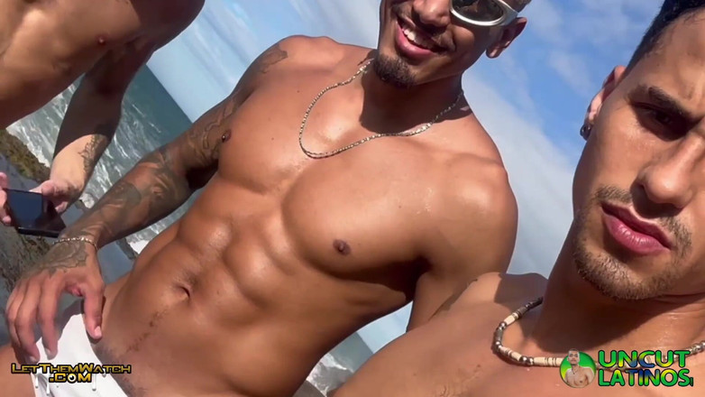 Uncut Latinos: 3 Hung Latinos kongkek tanpa kondom di pantai awam dubur...
