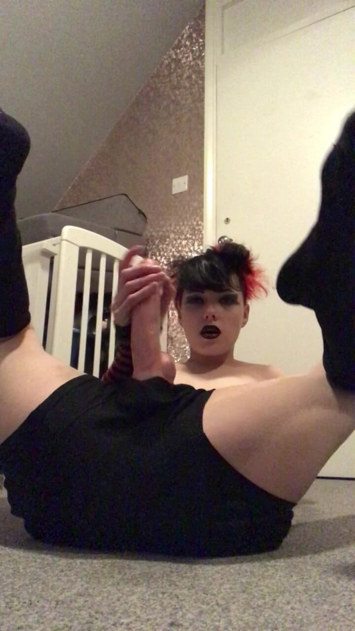 Glitter queen: Cewek gotik ini lagi asik muasin memeknya pakai dildo ukuran...