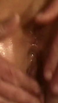 सुनहरे बालों वाली milf(चोदने लायक मम्मी) मर्द से गहरी गांड चुदाई लेती है
