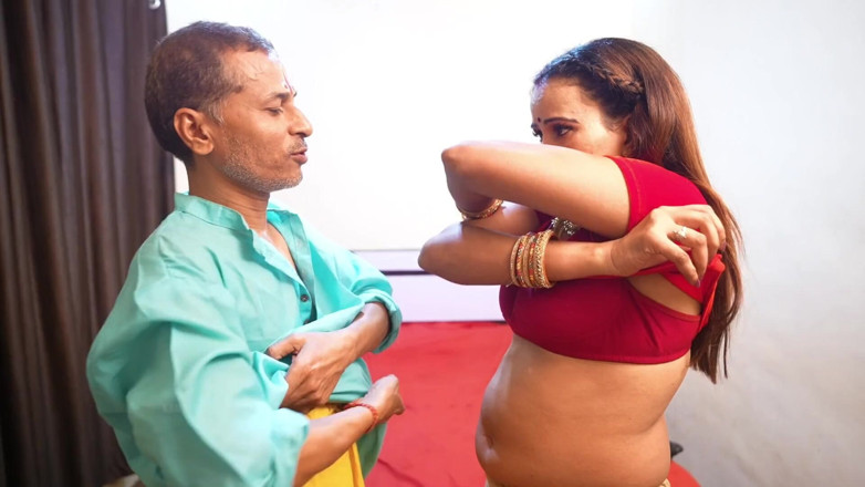 Kamasutra61: Pandit desi India panas mengongkek awek itu dengan prateks horoskop