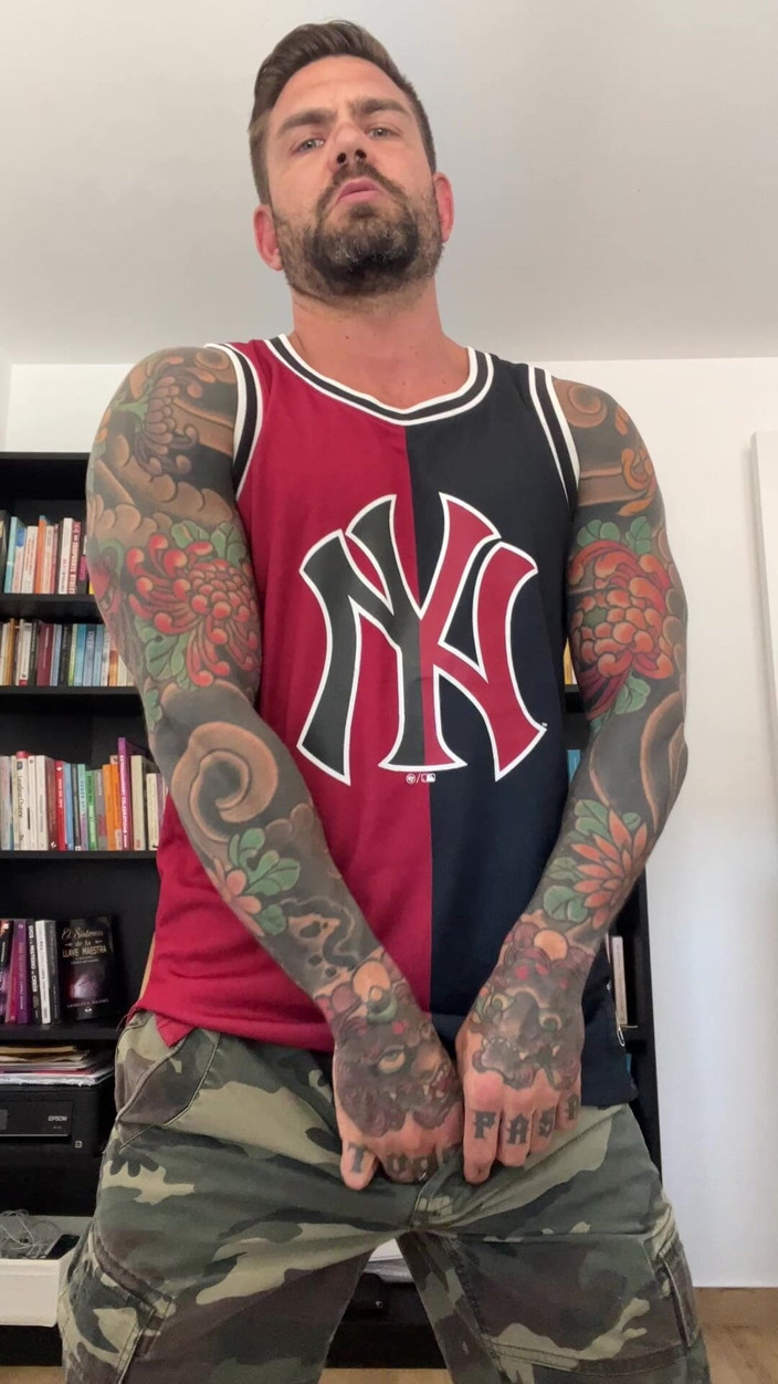 Juan Lucho Gay: Cannuccia chulazo tatuata con vestiti addosso