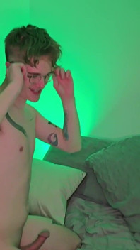 Een getatoeëerde twink toppen