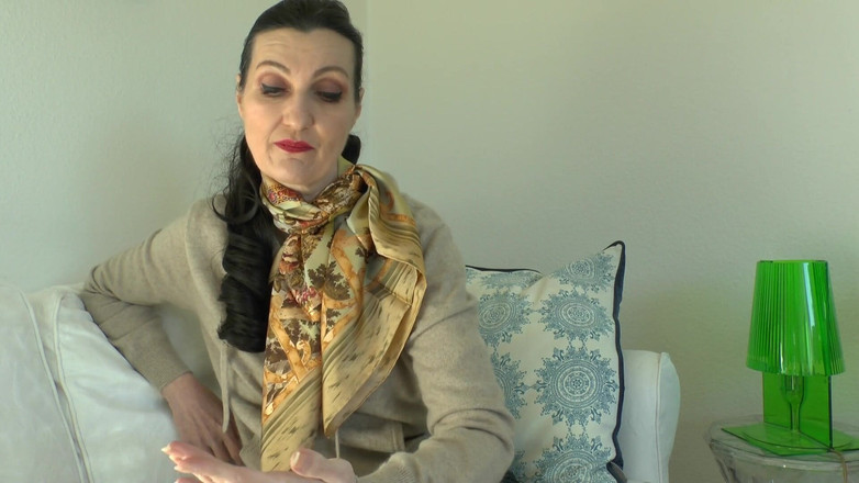 Lady Victoria Valente: Indossa una sciarpa di seta e masturbati davanti a me,...