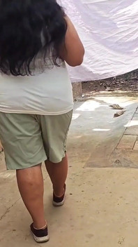 Kısa boylu beyaz üstlü ve saç bandı giyen Hintli kız kamera için çıplak oluyor