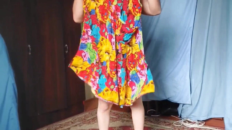 Kitty_Cross: 몽상가의 모습으로 스윙에 앉아 있는 귀여운 펨보이