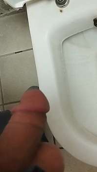 La mascuker turca fa pipì nel bagno dell'ufficio