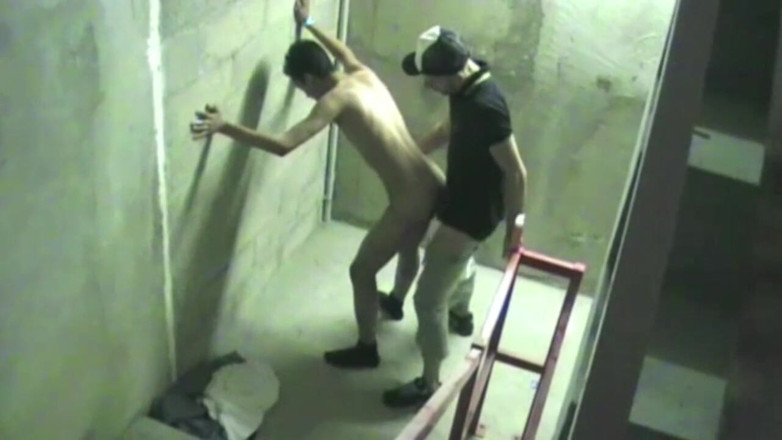Gaybareback: Twink latino dominado por chico scally en edificio