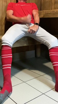 Buff Dilfjockdad87 casi es atrapado masturbándose en la sauna