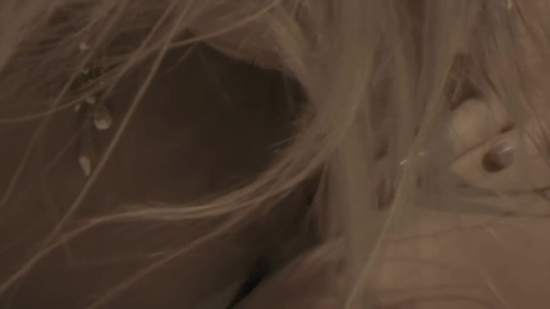 Inthe MILF room: Лесбийская большая грудь: MILF и лесбийская девушка на кровати