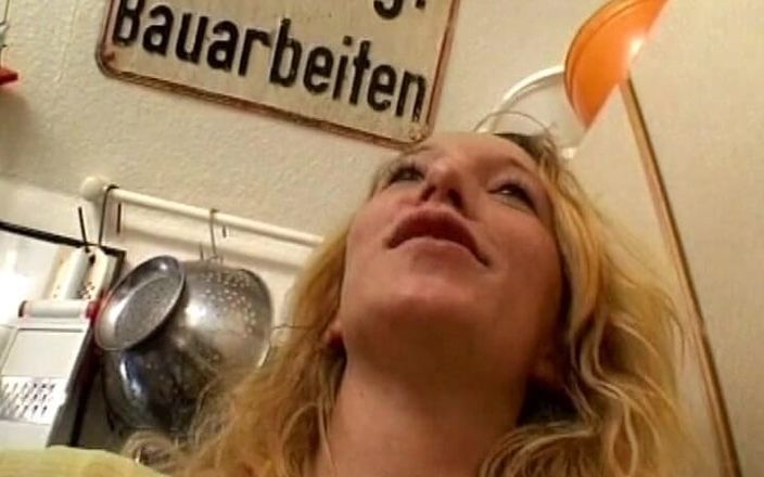 Busty German Sluts: Nena alemana se afeita el coño en un café antes...