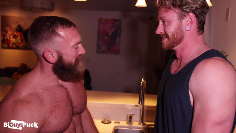 Bi Guys Fuck: Тайный би-секс в тройничке