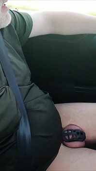 Fetiche por el nailon en la búsqueda por carretera de tierra en el coche