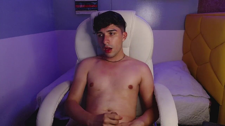 Diego_latinboy: Watching Porn While Masturbating and Cumming
