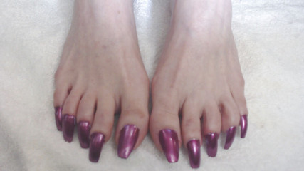 Abby Anna: Móng chân màu hồng kim loại siêu dài