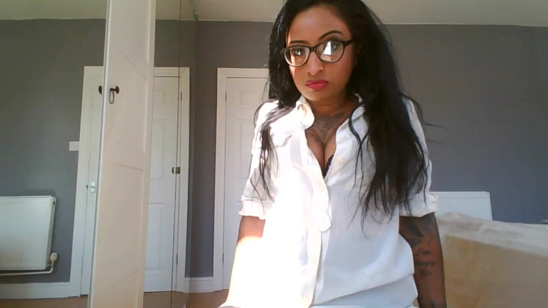 BabeXX69XX Asian MILF: Domme chefin gibt WICHsanleitung, um in ihren mund zu kommen!