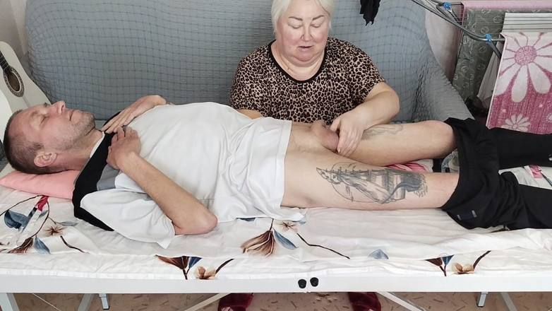 Zona901: Подруга сосет и дрочит мой хуй на массажном столе и глотает сперму