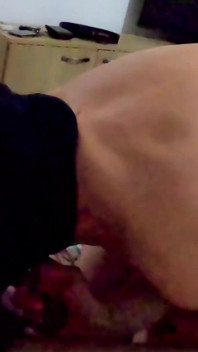 Madura puta milf vestindo uma Siririca e engasgando em um pau grosso e grande