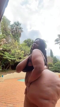 Ébano SSBBW MILF stripteasing ao ar livre