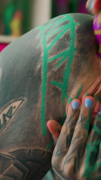 Dünnes tattoo-mädchen spielt mit ihrem analloch - sexspielzeug-masturbation