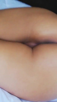 La bella ragazza latina mostra il suo corpo perfetto prima di farsi scopare