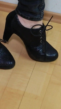 Elegantes tacones de encaje y transparente provocación de nylon