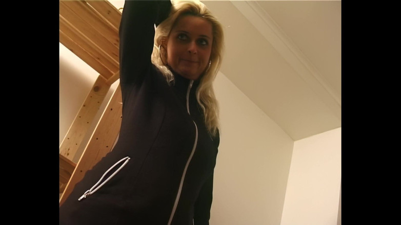 My first cock: Krásná dívka vyzvednutá na ulici se svléká a dokonce se...
