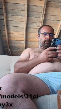 Váš nevlastní otec ejakuluje v živém streamu