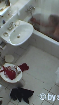 Di kamar mandi