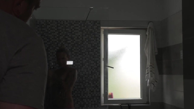 Lovekino: Německá pornohvězda Kira Knight dobře šuká v hotelovém pokoji