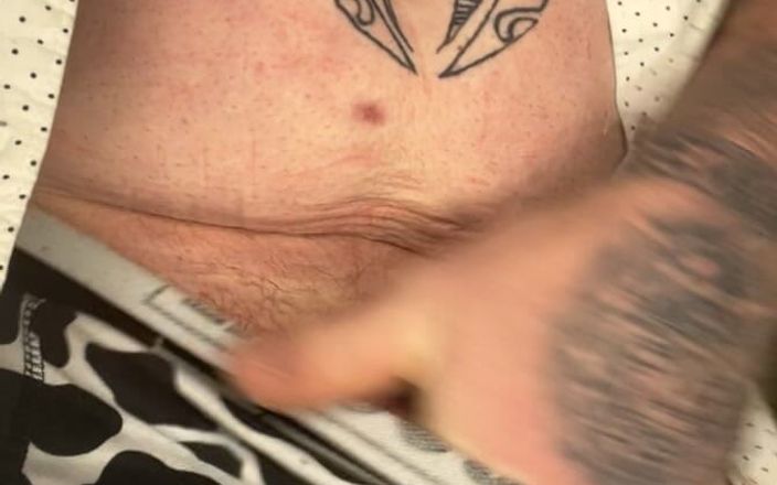 Tatted dude: Striptease met tatoeages