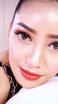 Ladyboy dlaczego głaszcze jej penisa