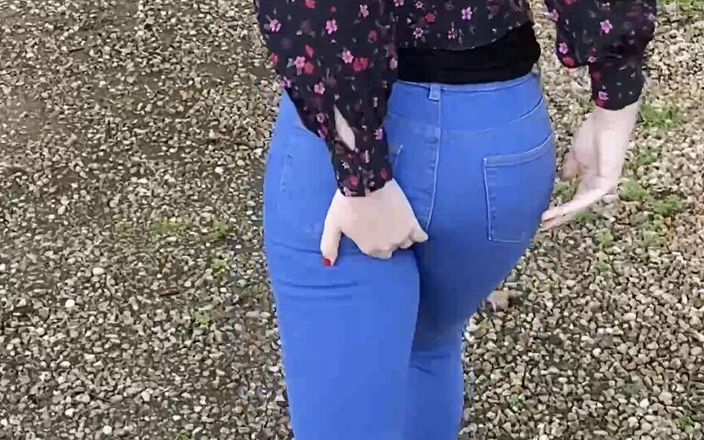 Pee Ella Malkova: Pipì all&amp;#039;aperto in jeans