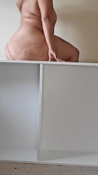 Velká Kráska Ničí Knihkupectví Se Svým Obrovským Zadkem.