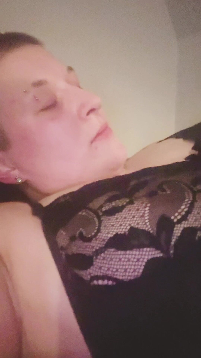Thekookiejar: Seksi adam skyy blu ilk kez yarak denemek istiyor