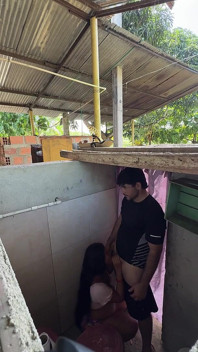 Adik tiri miang memanggil tiri suaminya dari bilik air untuk mengongkeknya