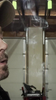 Il patrigno condivide un fumo