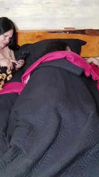 Un beau-fils baise sa belle-mère devant son mari