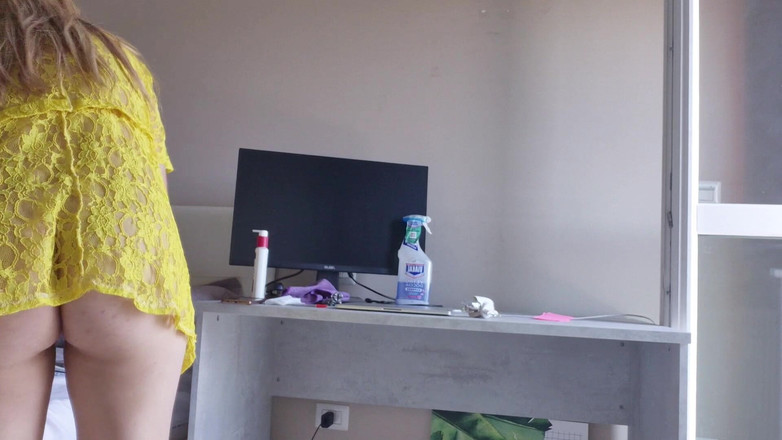 Mah Santos: Uklízení stolu bez kalhotek