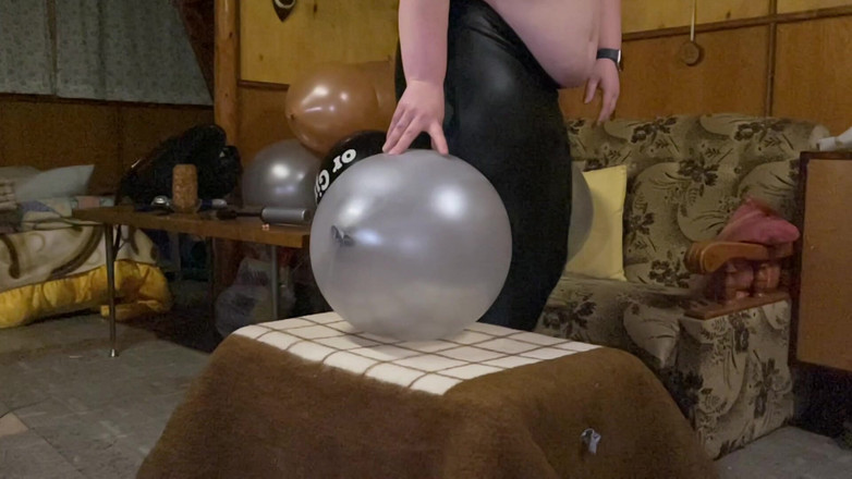 BeachBallsDuo: 100 kg Bigbootylucy Agressively Crushed 10 Duże balony i 2 Duże balony...