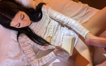 Ignoring Handjobs: Bruneta slabă cu țâțe mari naturale face o pulă mare un...