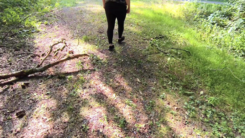 Bouncy Tits Action: Rote Brüste Im Wald