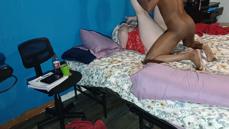 Sloppylynn: Ragazza bianca con culo perfetto si fa sfondare per bene...