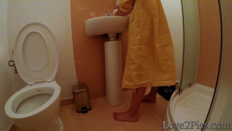 Love 2 Piss: Peeing in a jar