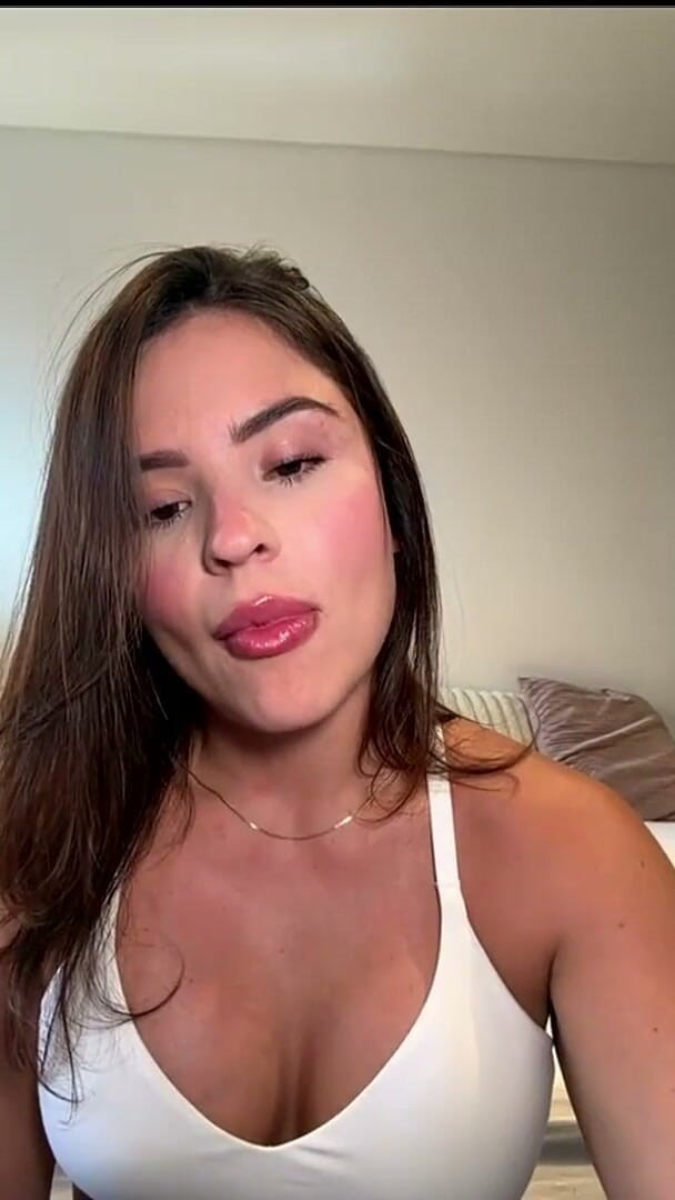 Gilr latinas: Mükemmel Göğüslü Latina, Kamerasının Açık Olduğunu Bilmeden Odasında Mastürbasyon Yapıyor