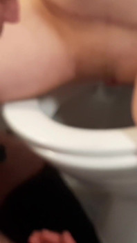 Amatérská MILF toaleta piss detailní. Různé scény.